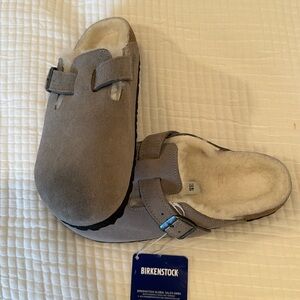 Birkenstock size 40, Boston shearling clog, the color is stone. Never worn.